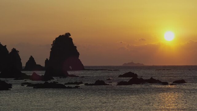 日の出と蓑掛岩