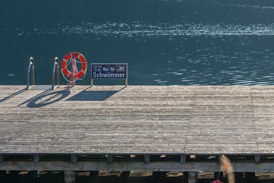 Badesteg mit Treppe, Rettungsring und Hinweisschild, Millst&auml;tter See, Millstatt am See, &Ouml;sterreich