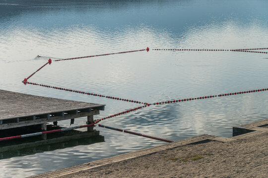 Badesteg mit Treppe, Rettungsring und Hinweisschild, Millst&auml;tter See, Millstatt am See, &Ouml;sterreich