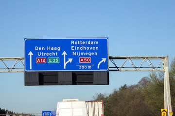 Obraz premium Verkehrstafel auf Autobahn 12 in Richtung Den Haag, Untrecht, Niederlande