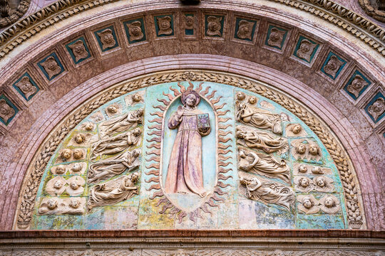 Detail of St. Bernardino bas-relief in a radiant mandorla, central lunette of the Oratorio di San Bernardino, sculpted by Agostino di Duccio, 1457-61, Italy.