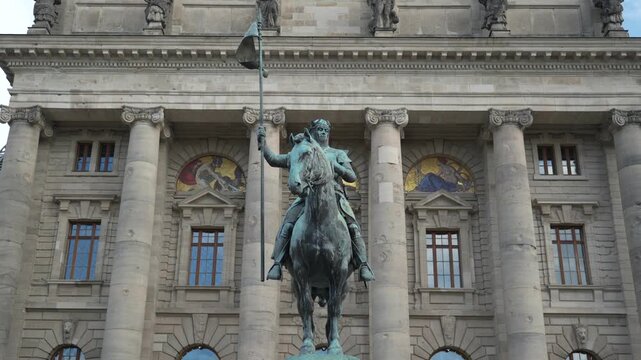 Equestrian statue Otto von Wittelsbach vor der Bayerischen Staatskanzlei im Hofgarten, Muenchen, Deutschland. Monument of Otto I von Wittelsbach in the Hofgarten, Munich. 
