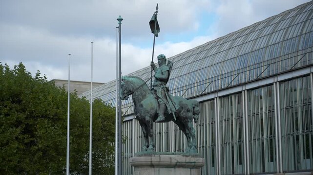 Equestrian statue Otto von Wittelsbach vor der Bayerischen Staatskanzlei im Hofgarten, Muenchen, Deutschland. Monument of Otto I von Wittelsbach in the Hofgarten, Munich. 