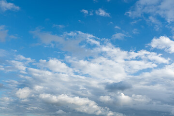 Obraz premium Blue sky with white clouds background, soft cloudy sky texture, sunny weather, natural atmosphere, minimal nature backdrop with copy space