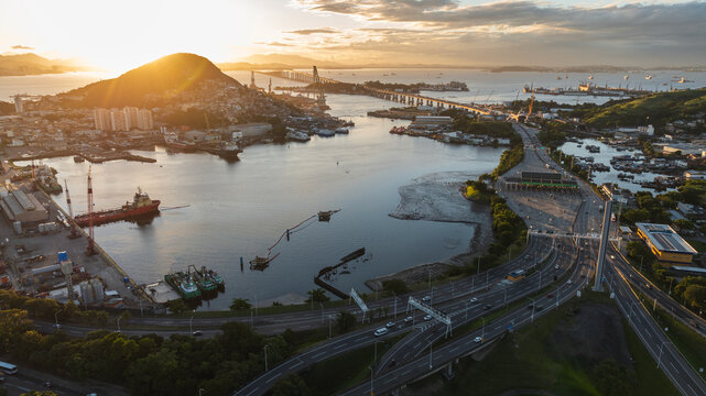 Ponte Rio Niter&oacute;i, vista da Guanabara, lado do ped&aacute;gio.