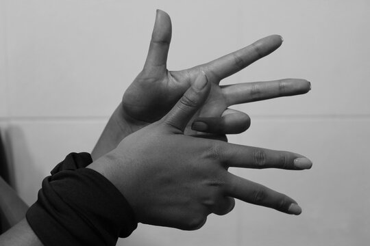 fotograf&iacute;as en blanco y negro, manos representando el lenguaje de se&ntilde;as 