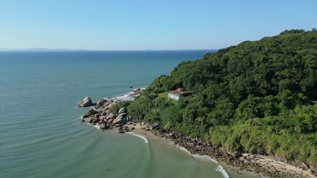 Ponta das Canas is a tranquil, family-friendly beach in northern Florian&oacute;polis, Brazil, known for its calm, shallow, and warm, crystal-clear waters. Located between Lagoinha and Cachoeira do Bom Jesus