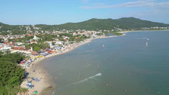 Ponta das Canas is a tranquil, family-friendly beach in northern Florian&oacute;polis, Brazil, known for its calm, shallow, and warm, crystal-clear waters. Located between Lagoinha and Cachoeira do Bom Jesus