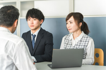 Obraz premium Male and female staff members having meetings, group work, and conferences at the company.