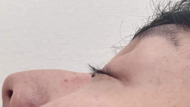 目薬をさす目元