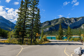 Fototapeta premium One-way sign near parking area overlooks Barrier Lake, with pine trees framing mountain vista 