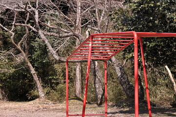 真っ赤なうんていで遊ぶ子供たちが目に浮かぶようだ © 週二 中口