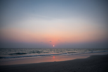 Obraz premium Sunset sea ocean beach horizon sky twilight dusk reflection tranquil sunset sea ocean beach horizon sky twilight dusk reflection tranquil mood serene light calm water wave sand shore evening