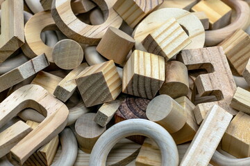 Oggetti in legno in primo piano © ematon