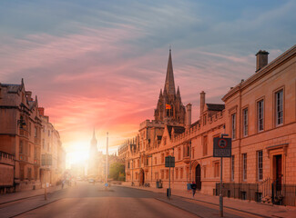 Obraz premium View of High Street road with Cityscape of Oxford at sunset - UK