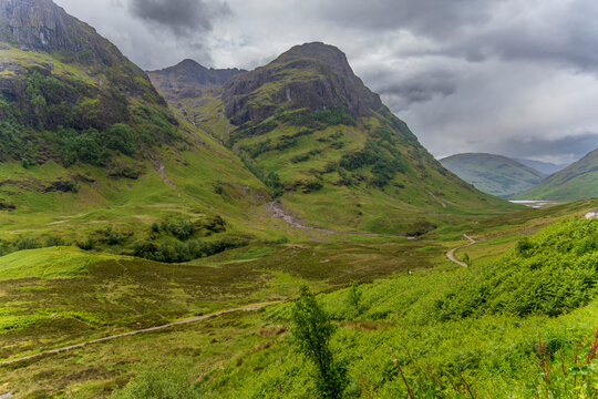 The Scottish Highlands offer spectacular landscapes of green mountains, deep valleys, and crystal-clear lochs . The distinctive hills covered in grass and heather, particularly those of Glencoe 