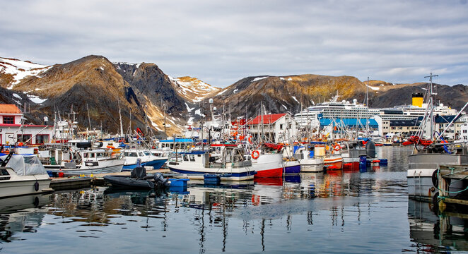 Norwegen  Fischesboote  Honningsv&aring;g ist eine Stadt in der norwegischen Kommune Nordkapp in der Provinz Finnmark.