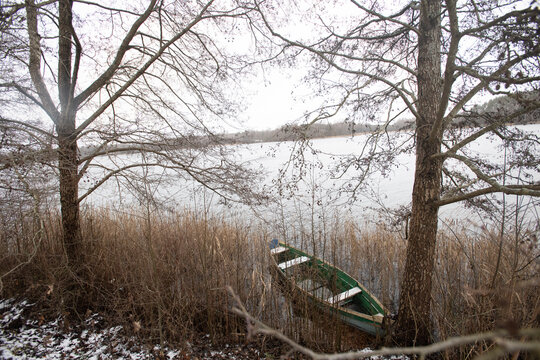 a small boat on the lake