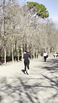 Mujer corriendo footing y running para adelgazar en parque