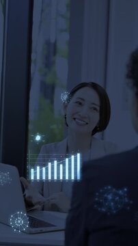 AIデータ分析を活用した営業や商談女性ビジネス対話マーケティングシーンの縦動画　マーケティングやインターネットなどのイメージのモーショングラフィック付き