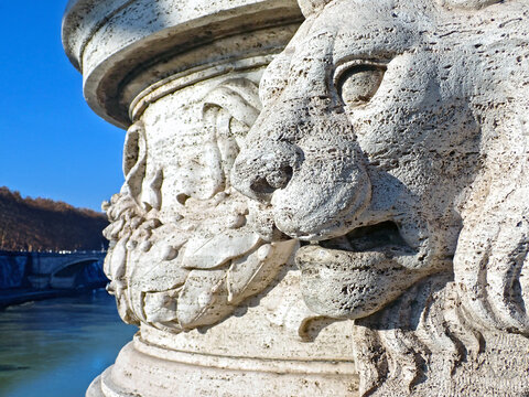 Dettaglio scultoreo di una testa di leone in travertino su un monumento romano lungo il Tevere, Roma, Italia 930