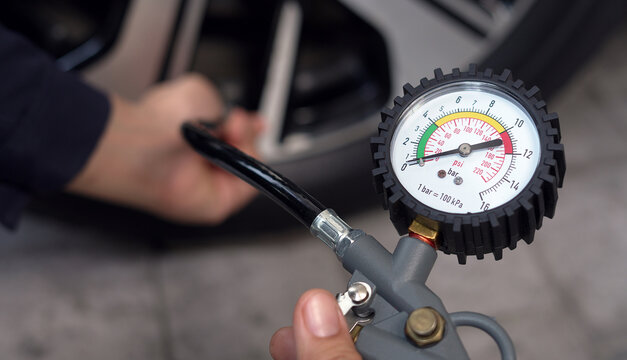 Inflate your car tires to save fuel before traveling
