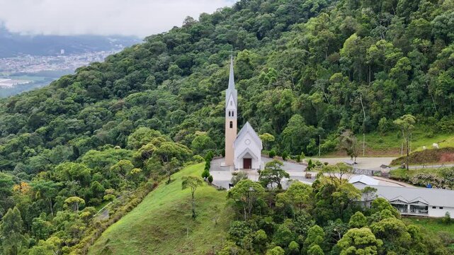 Chiesetta Alpina - Monumento ao Imigrante, no alto do Morro Boa Vista, em Jaragu&aacute; do Sul, Santa Catarina! Um v&iacute;deo de Drone 4k. 