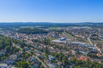 Obraz premium Wolkenloser Sommertag rund um Schwandorf im Naabtal in der Oberpfalz