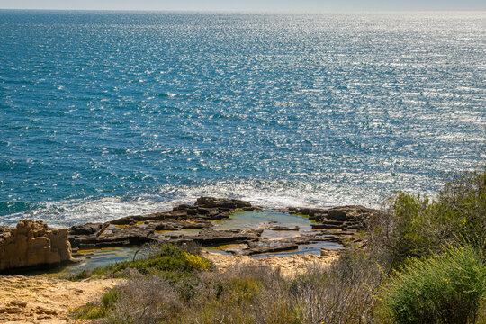 Cala de les bassetes con sus aguas limpias color turquesa, Benissa, Alicante, Espa&ntilde;a