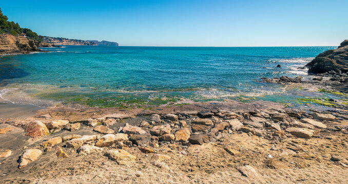Playa de la Fustera con sus aguas limpias color turquesa, Benissa, Alicante, Espa&ntilde;a