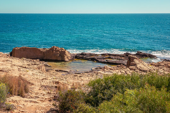Cala de les bassetes con sus aguas limpias color turquesa, Benissa, Alicante, Espa&ntilde;a