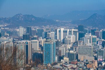 Obraz premium Aerial view of Jung-gu district buildings and urban landscape in Seoul, captured from Namsan Mountain.