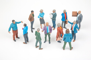 Obraz premium Miniature people talking and interacting in a social gathering setting on a plain background