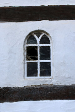 Rundbogenfenster in einer alten Hauswand