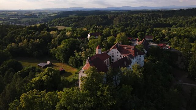 Luftaufnahme von Schloss Ortenburg, Alt-Ortenburg, Vorderschloss in Niederbayern, Deutschland Historische Hoehenburg mit Museum, Schlossgarten, Wildpark und Blick auf die bayerische Landschaft. 