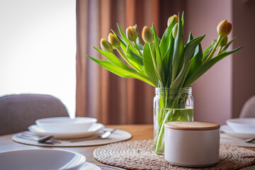 Tulipany przy stole © Marcin