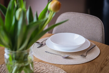 Tulipany przy stole © Marcin