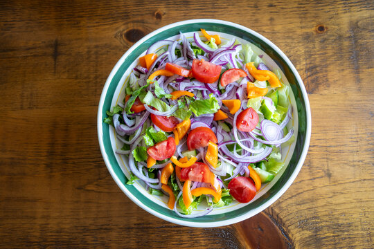 tossed salad  with red onions and sweet peppers