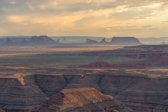 USA, Utah, Mexican Hat, Muley Point lookout.  View over deep sandstone canyons formed by the San Juan River.  Looking towards Monument Valley in the Four Corners area of the US Southwest.