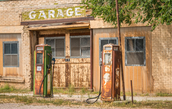 USA, Utah, Scipio.  Abandoned gas station off Interstate 15.
