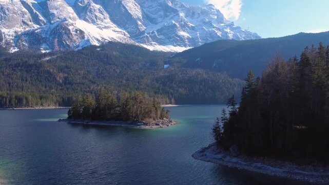 Ein fantastischer Blick aus der Vogelperspektive auf den Aibsee in der N&auml;he von Garmisch-Partenkirchen mit seinem kristallklaren blauen Wasser. Taken from a drone