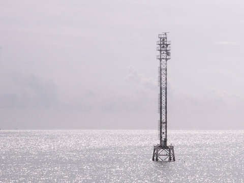 Sendemast im Meer vor dem Fort de Soto Park in Florida