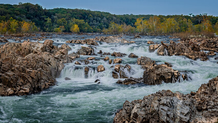 The Potomac River cascades over large rocks. © Joe Benning