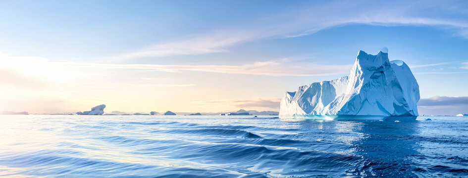 Iceberg flotando en el mar con cielo azul, paisaje glaciar con hielo, escena natural polar de naturaleza pura concepto de cambio clim&aacute;tico, sostenibildad del planeta, deshielo y equilibrio natural