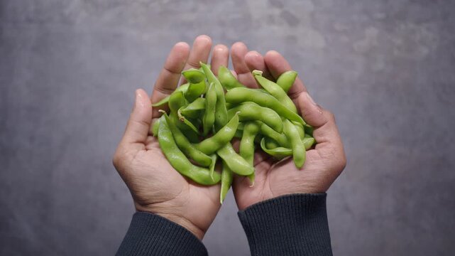 How to prepare fresh edamame for a snack