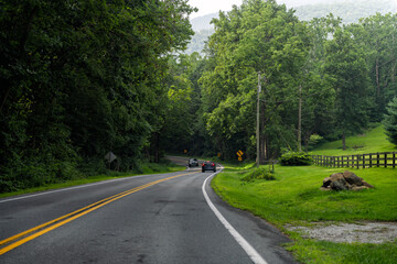 Obraz premium Beech Grove road mountain winding way from Wintergreen Resort in spring springtime lush forest trees and peak