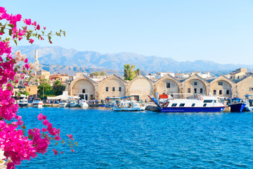 Obraz premium venetian habour of Chania with historical houses at sunny day, Crete, Greece