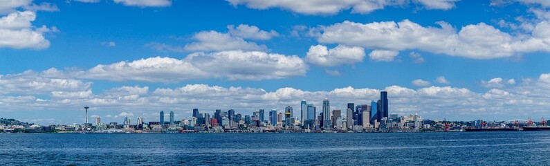 Obraz premium Seattle city skyline from West Seattle on a sunny summer day