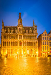 Naklejka premium illuminated Maison du Roi at night, Brussels, Belgium