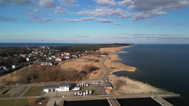 Krynica Morska - Polska - piękny słoneczny dzień miasteczko nagrane dronem, plażą, Zalew Wiślany, morze Bałtyckie, port, piękne widoki